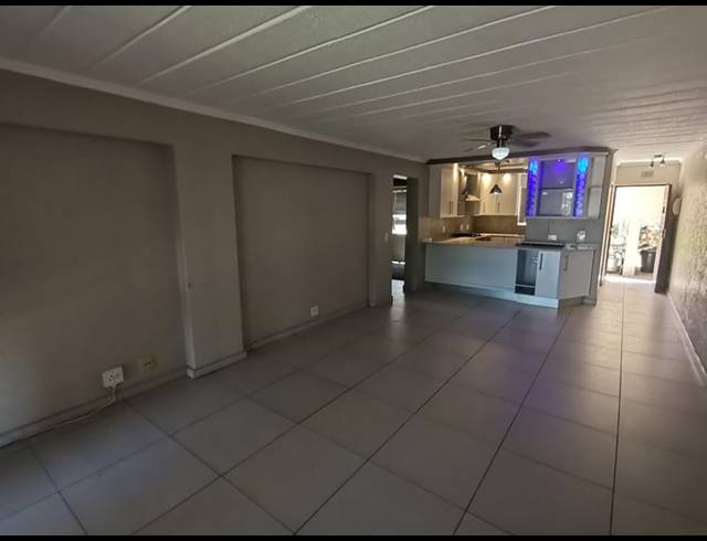 3 BEDROOM APARTMENT FOR SALE IN VANDERBIJLPARK SW 5